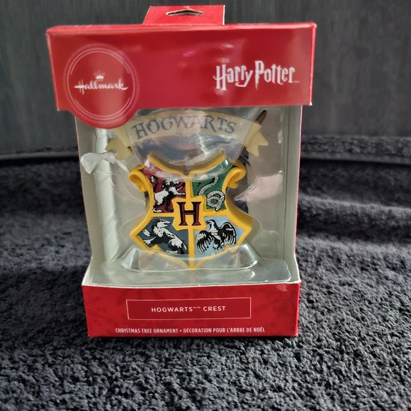 *Hogwarts Crest Ornament* - Picture 2 of 6